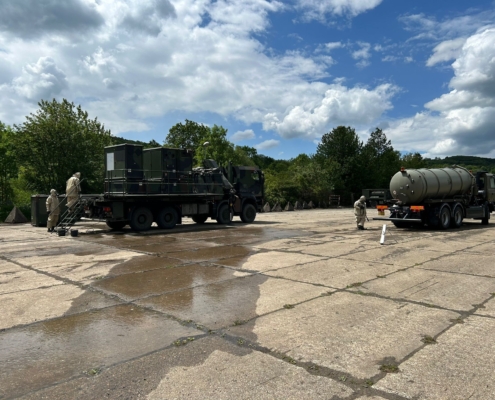 Tschechische Militaerfahrzeuge durchlaufen einen deutschen-Materialentgiftungsplatz-MEP